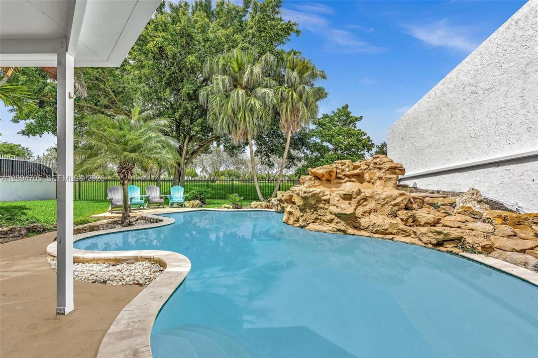For Sale: $649,990 (2 beds, 2 baths, 1968 Square Feet)