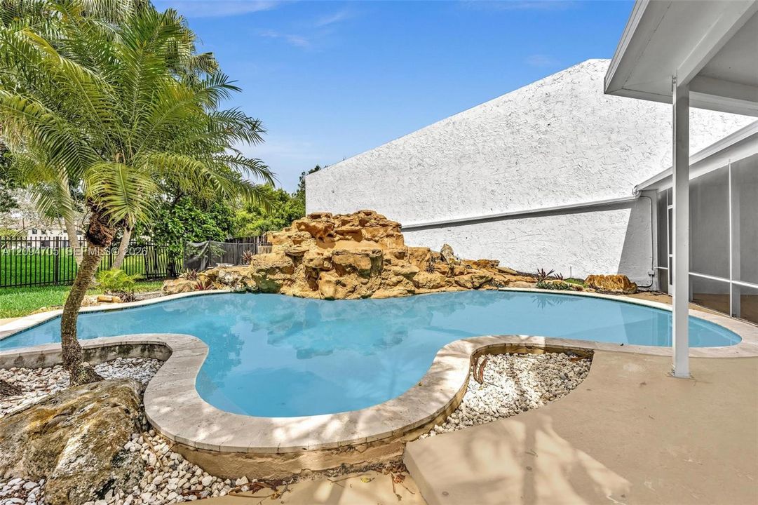 For Sale: $649,990 (2 beds, 2 baths, 1968 Square Feet)