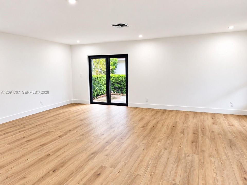 For Sale: $600,000 (3 beds, 2 baths, 1600 Square Feet)