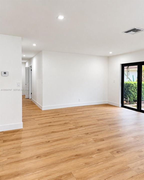 For Sale: $600,000 (3 beds, 2 baths, 1600 Square Feet)
