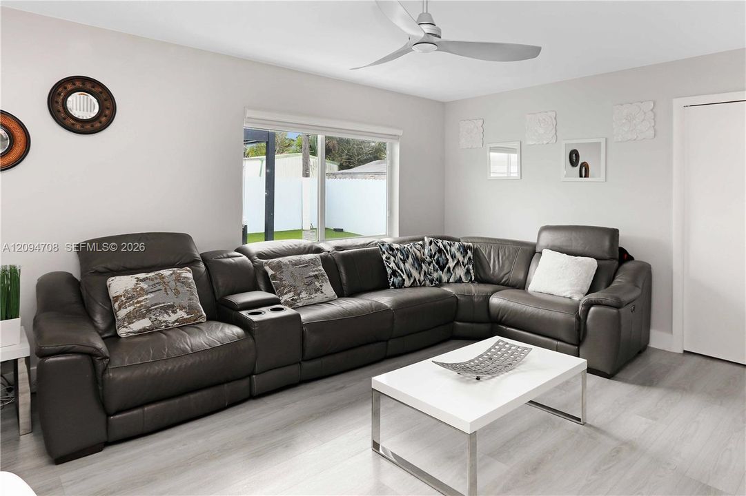 待售: $720,000 (3 贝兹, 3 浴室, 1644 平方英尺)