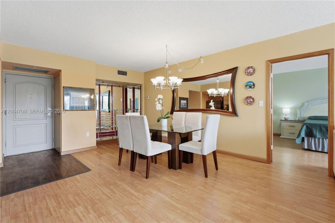En Venta: $229,000 (2 camas, 2 baños, 996 Pies cuadrados)