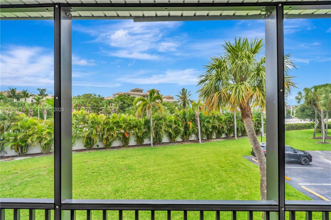 For Rent: $2,300 (1 beds, 1 baths, 704 Square Feet)
