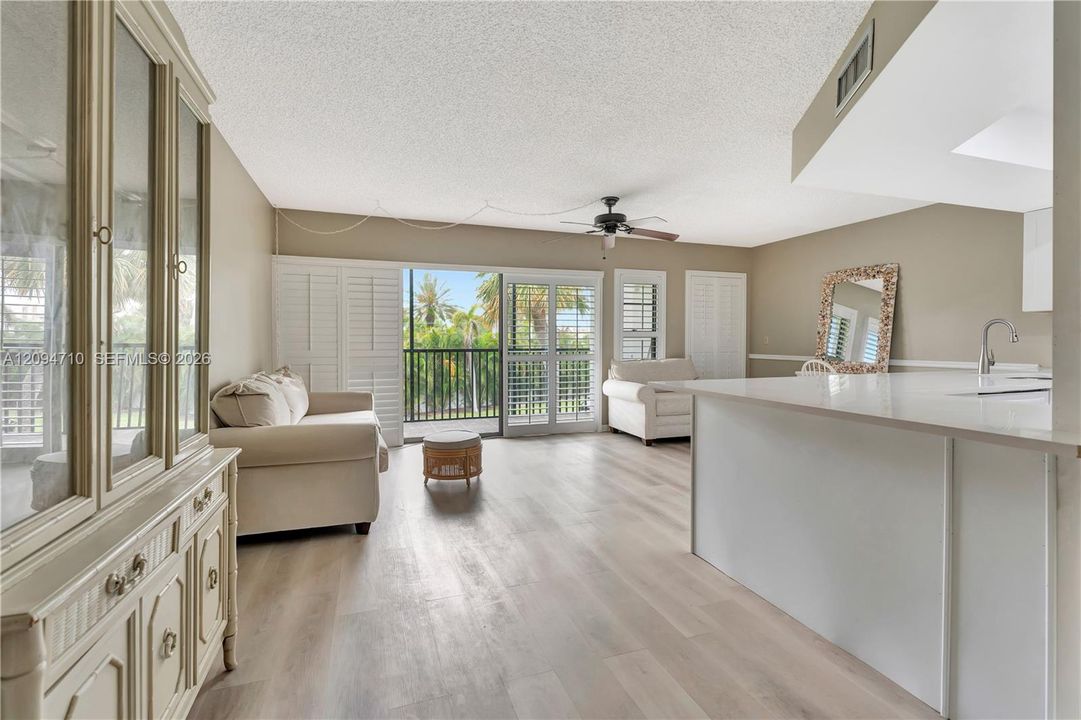 For Rent: $2,300 (1 beds, 1 baths, 704 Square Feet)