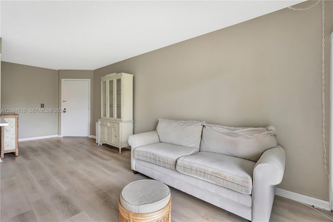 For Rent: $2,300 (1 beds, 1 baths, 704 Square Feet)