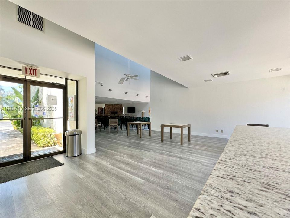 For Rent: $2,300 (1 beds, 1 baths, 704 Square Feet)