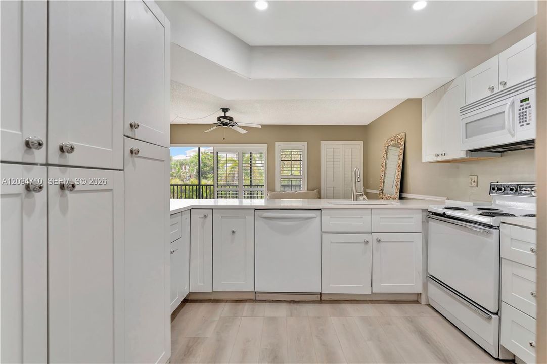 For Rent: $2,300 (1 beds, 1 baths, 704 Square Feet)