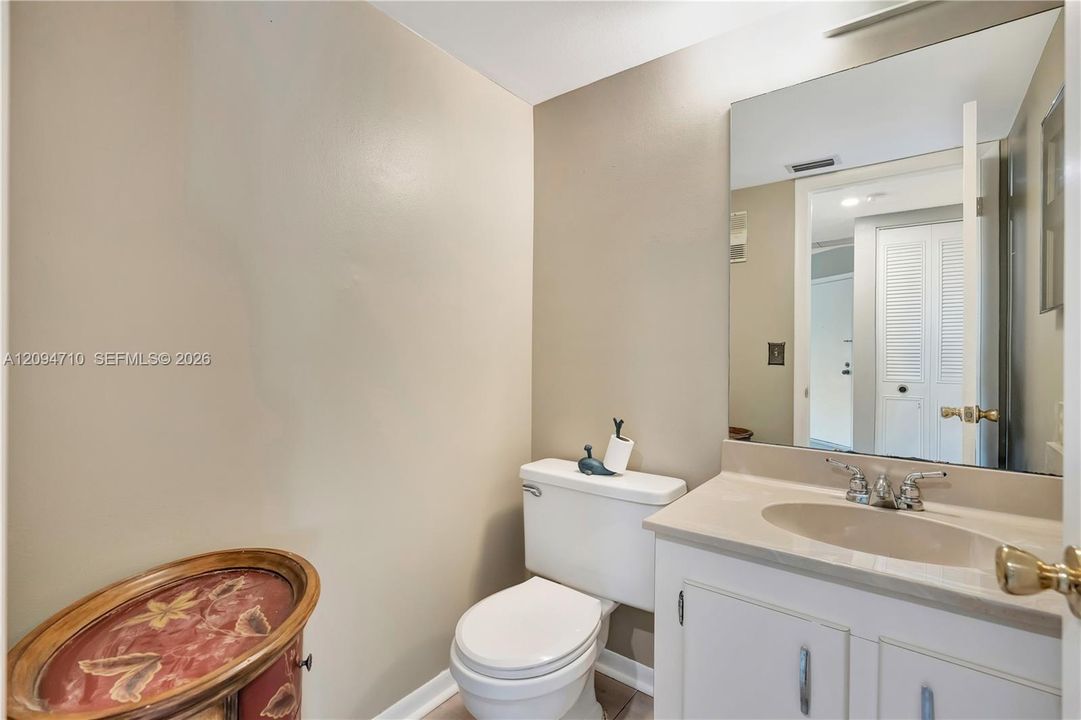 For Rent: $2,300 (1 beds, 1 baths, 704 Square Feet)
