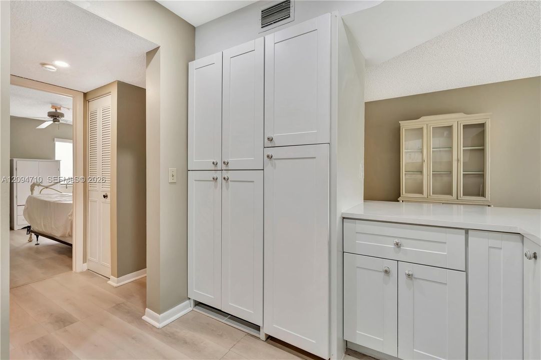 For Rent: $2,300 (1 beds, 1 baths, 704 Square Feet)