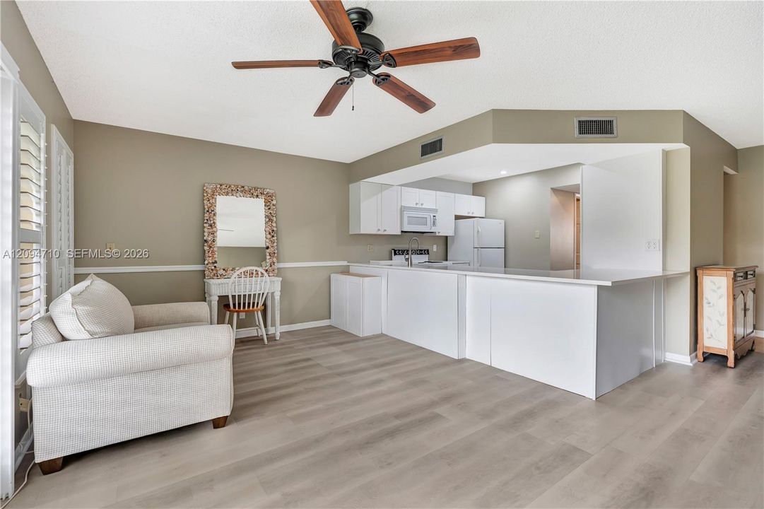 For Rent: $2,300 (1 beds, 1 baths, 704 Square Feet)