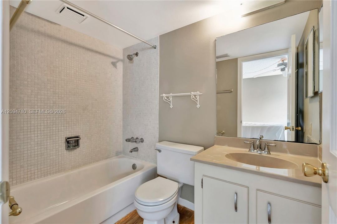For Rent: $2,300 (1 beds, 1 baths, 704 Square Feet)