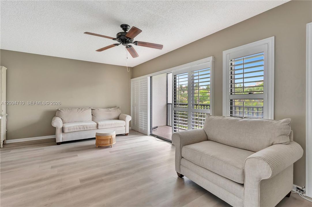 For Rent: $2,300 (1 beds, 1 baths, 704 Square Feet)