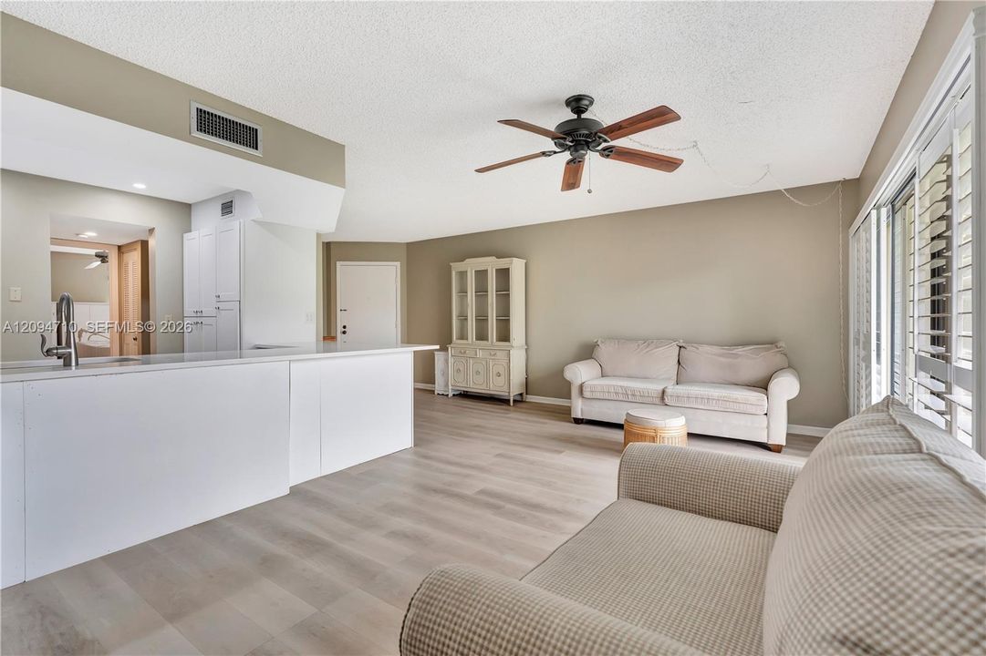 For Rent: $2,300 (1 beds, 1 baths, 704 Square Feet)