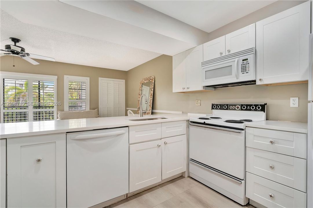 For Rent: $2,300 (1 beds, 1 baths, 704 Square Feet)