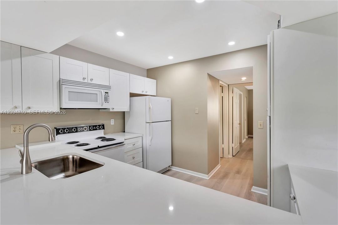 For Rent: $2,300 (1 beds, 1 baths, 704 Square Feet)