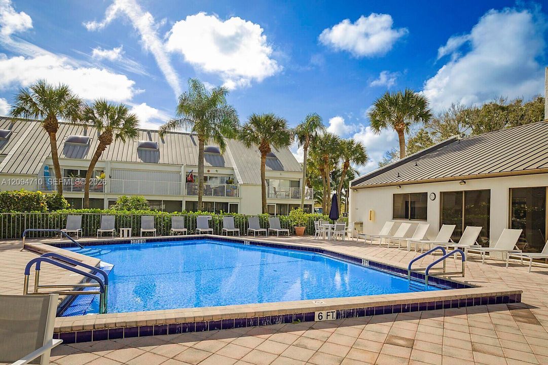 For Rent: $2,300 (1 beds, 1 baths, 704 Square Feet)