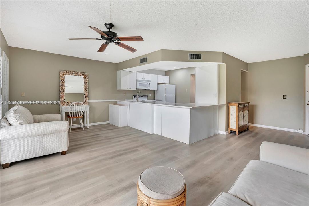 For Rent: $2,300 (1 beds, 1 baths, 704 Square Feet)