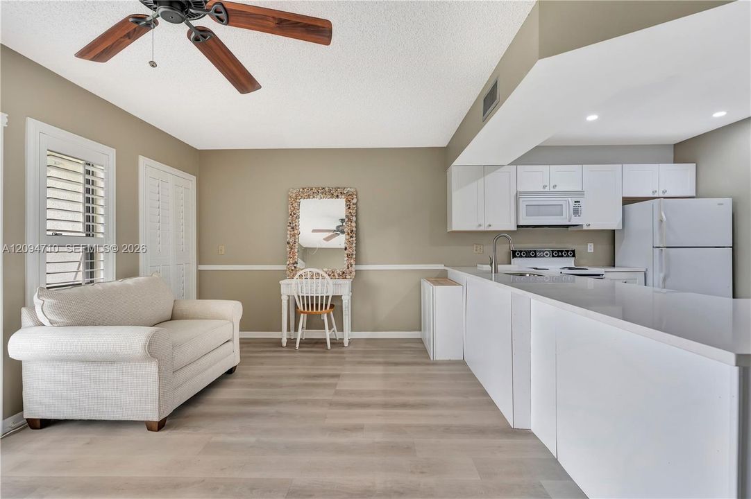 For Rent: $2,300 (1 beds, 1 baths, 704 Square Feet)