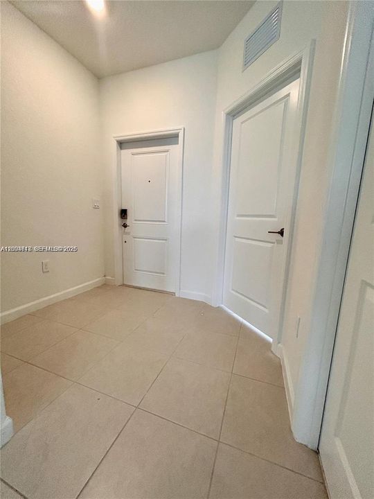 В аренду: $2,500 (3 спален, 3 ванн, 1300 Квадратных фут)