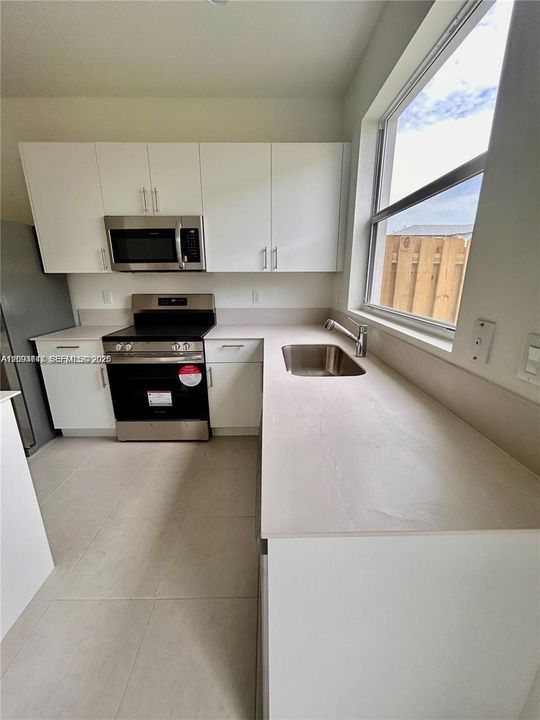 В аренду: $2,500 (3 спален, 3 ванн, 1300 Квадратных фут)