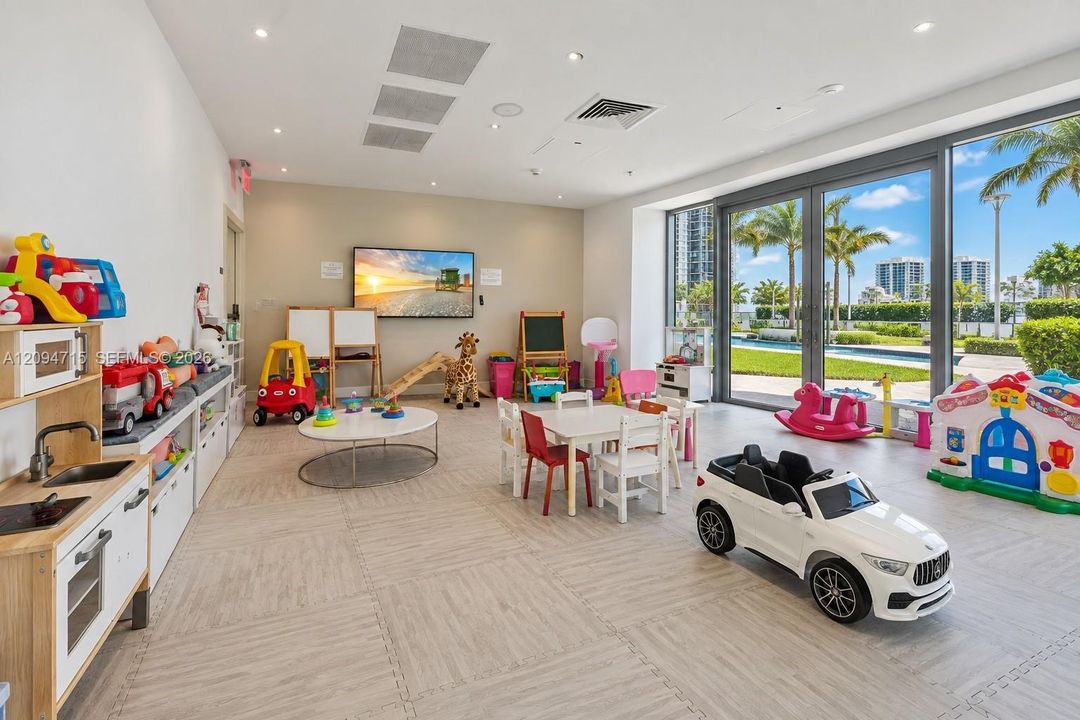 For Sale: $1,495,000 (3 beds, 3 baths, 1870 Square Feet)