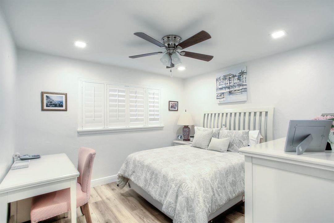 931 NE 23rd Terr-14
