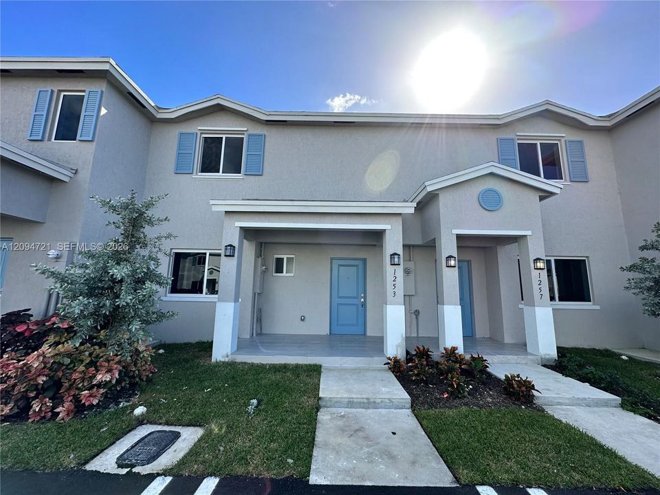 En Venta: $349,999 (4 camas, 3 baños, 1338 Pies cuadrados)
