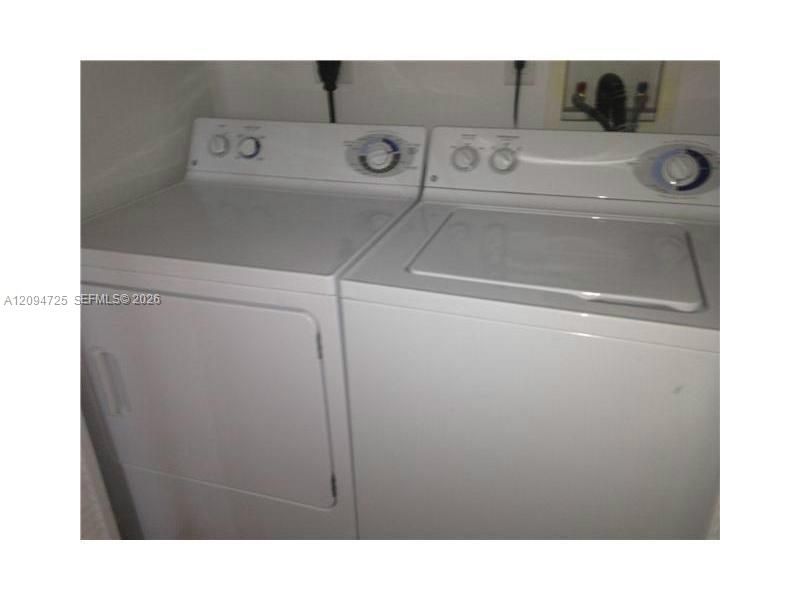 For Sale: $325,000 (1 beds, 1 baths, 860 Square Feet)