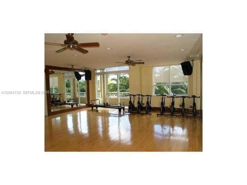 For Sale: $325,000 (1 beds, 1 baths, 860 Square Feet)