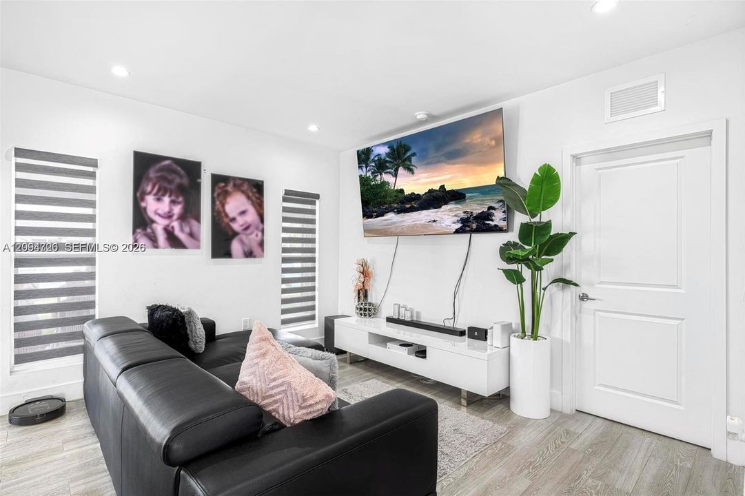 В аренду: $3,300 (3 спален, 2 ванн, 1351 Квадратных фут)