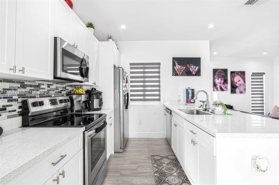 В аренду: $3,300 (3 спален, 2 ванн, 1351 Квадратных фут)