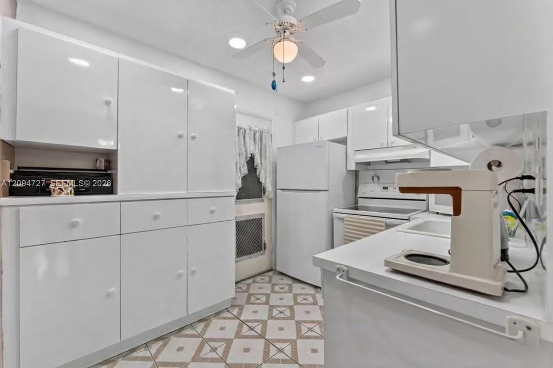 На продажу: $90,000 (2 спален, 2 ванн, 960 Квадратных фут)