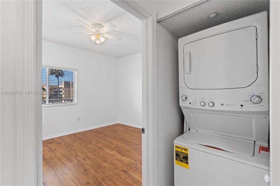 For Sale: $179,500 (2 beds, 2 baths, 1101 Square Feet)