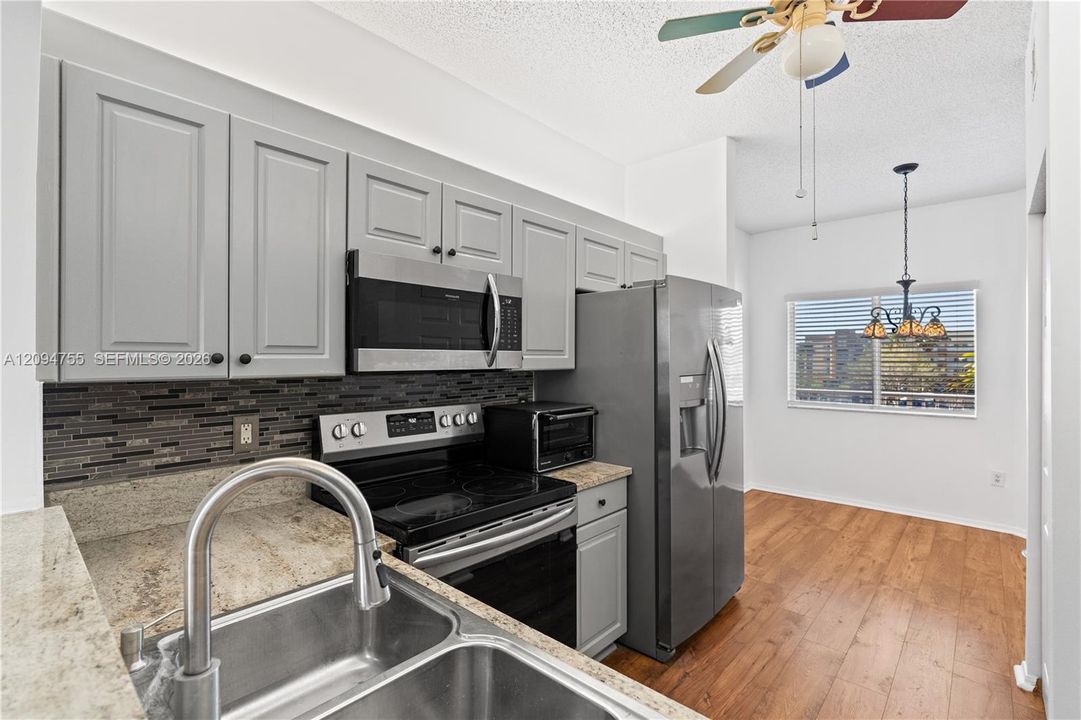 For Sale: $179,500 (2 beds, 2 baths, 1101 Square Feet)