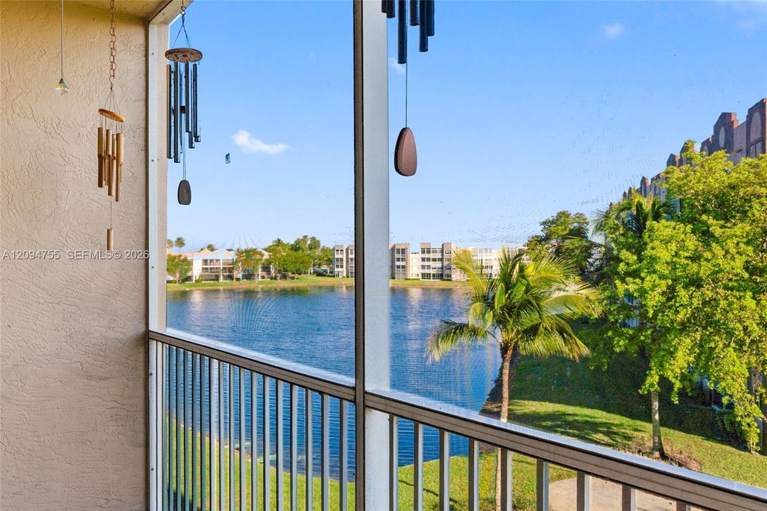 For Sale: $179,500 (2 beds, 2 baths, 1101 Square Feet)