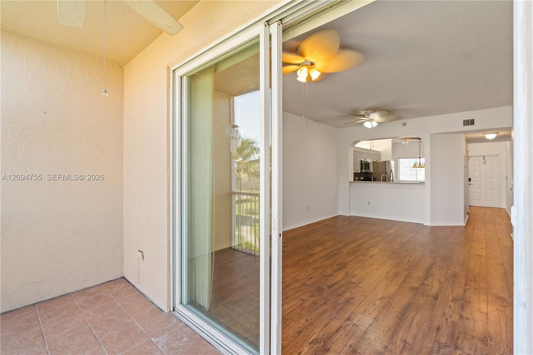 For Sale: $179,500 (2 beds, 2 baths, 1101 Square Feet)