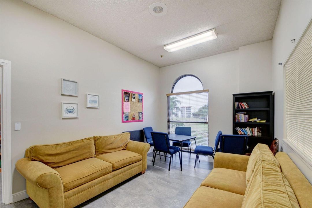 70-web-or-mls-70-print-Via Poinciana (25