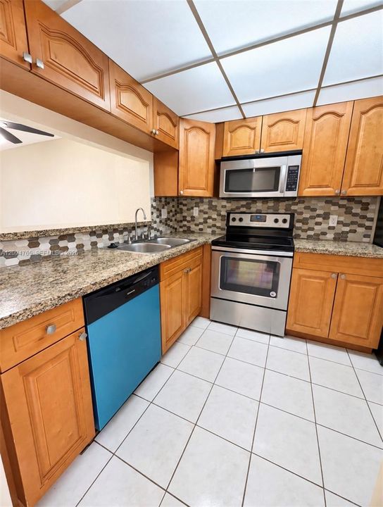 For Rent: $1,750 (2 beds, 2 baths, 800 Square Feet)
