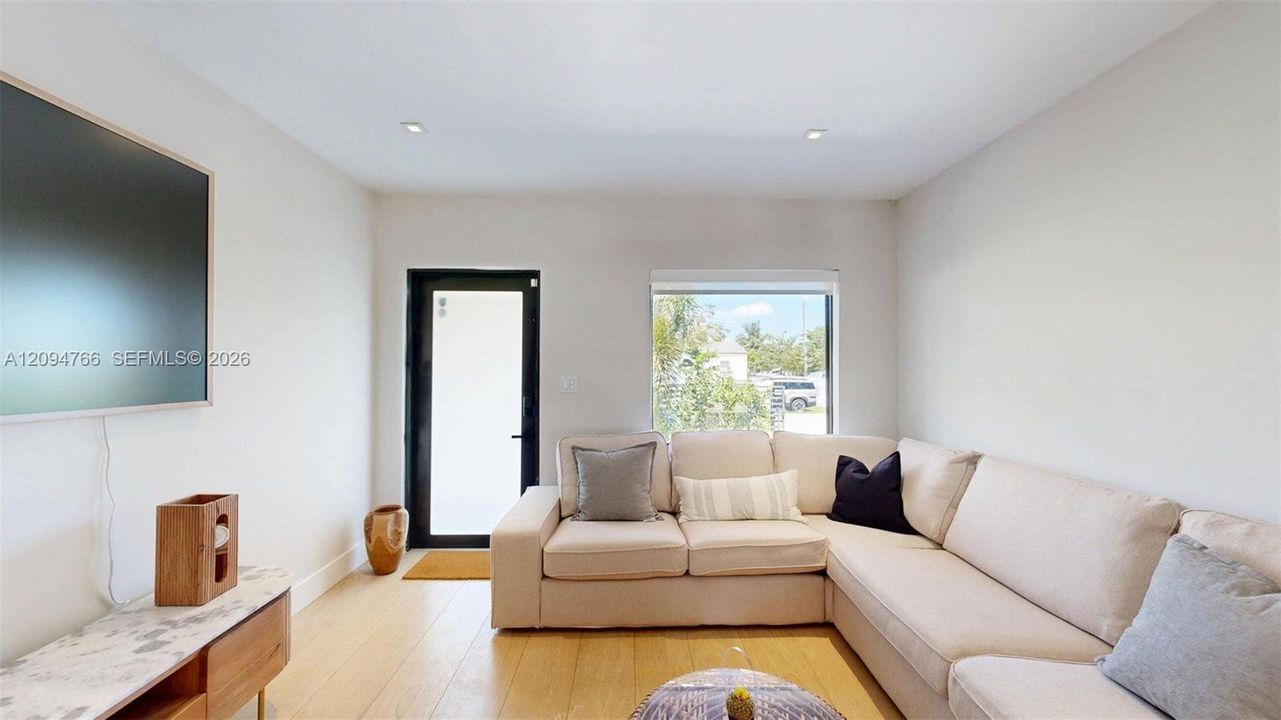 For Rent: $7,000 (3 beds, 2 baths, 1392 Square Feet)