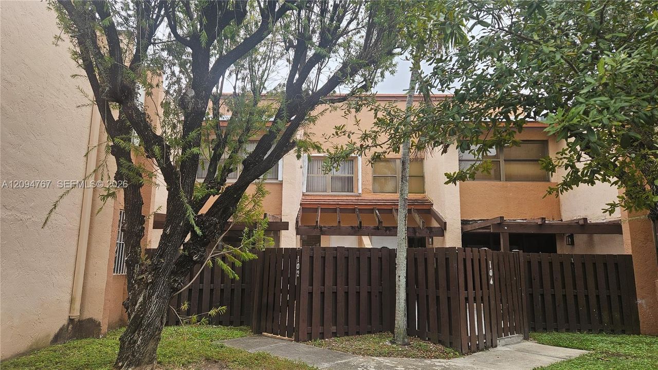 En Venta: $324,000 (2 camas, 2 baños, 915 Pies cuadrados)
