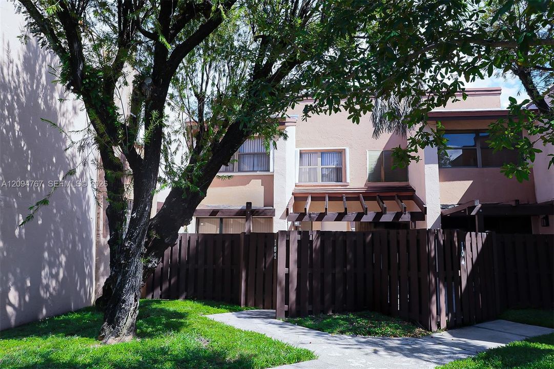 En Venta: $324,000 (2 camas, 2 baños, 915 Pies cuadrados)