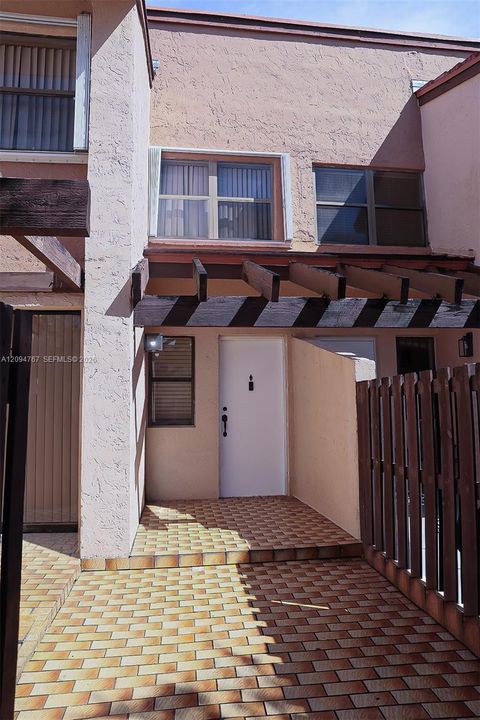 En Venta: $324,000 (2 camas, 2 baños, 915 Pies cuadrados)