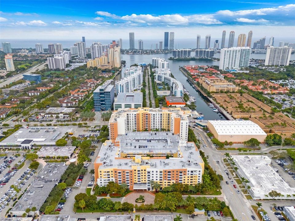 For Rent: $2,900 (2 beds, 2 baths, 1179 Square Feet)