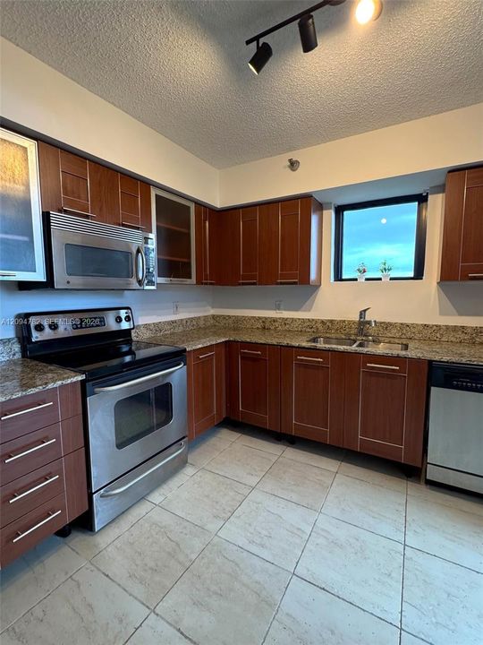 В аренду: $2,900 (2 спален, 2 ванн, 1271 Квадратных фут)