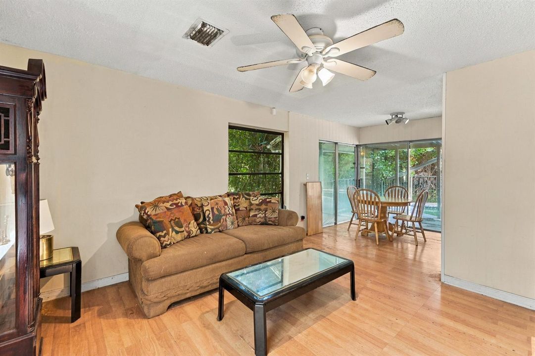 14_family room