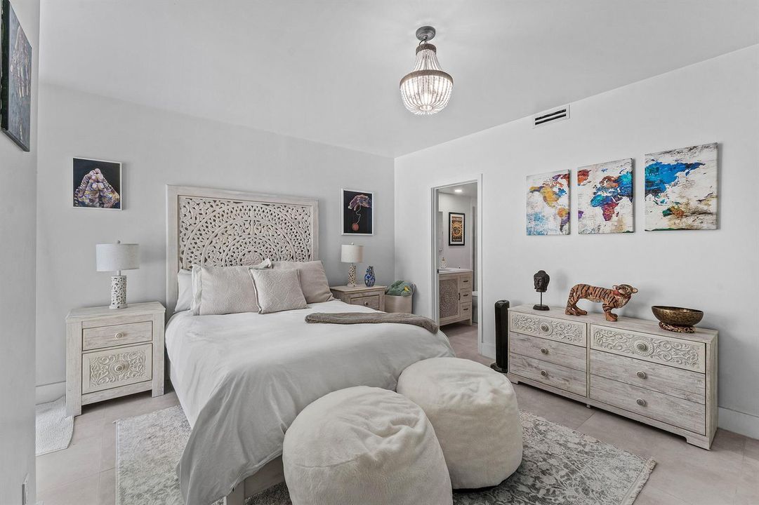 Guest bedroom 1 w/private ensuite