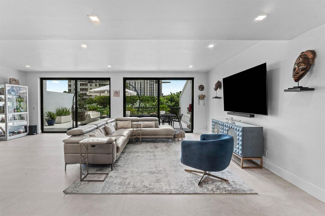 Livingroom with floor to ceiling sliders