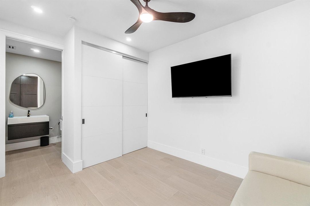 DOWNSTAIRS BED W/ENSUITE BATH