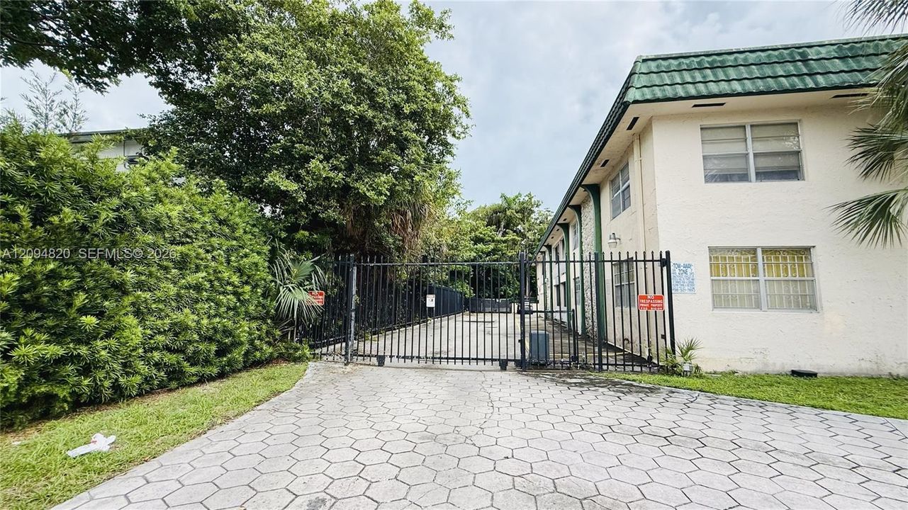 For Sale: $125,000 (1 beds, 1 baths, 615 Square Feet)