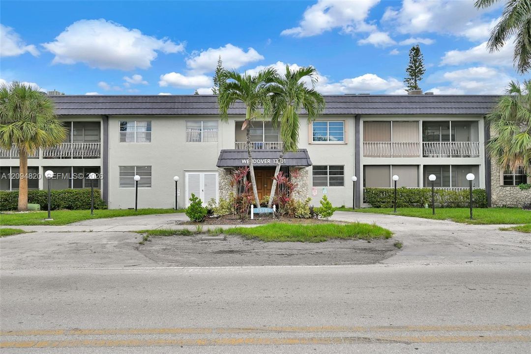 For Sale: $125,000 (1 beds, 1 baths, 615 Square Feet)
